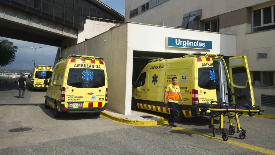 Imatge d’arxiu d’un grup d’ambulàncies al servei d’Urgències de l’Hospital de Tortosa Verge de la Cinta. FOTO: JOAN REVILLAS