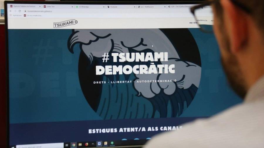 Una persona observa la página web de Tsunami Democràtic, investigado por la Guardia Civil. FOTO: ACN