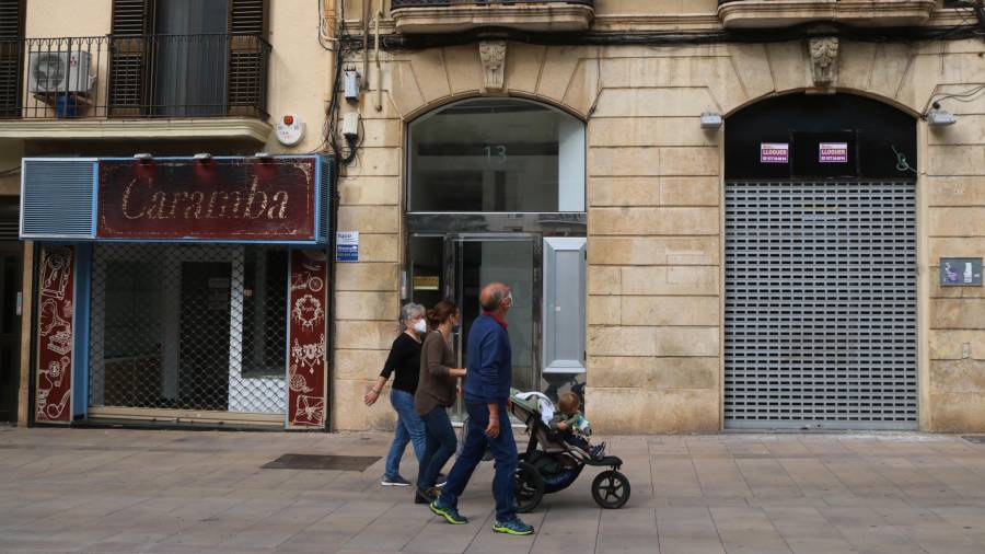 Un grupo de personas paseando en Tarragona. FOTO: ACN