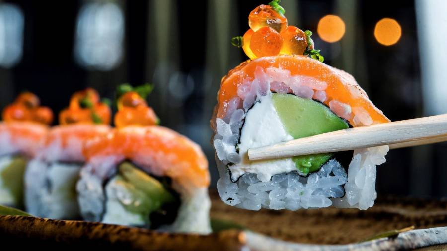 El sushi ya se encuentra en restaurantes especializados, populares cadenas y hasta en bandejas en supermercados. FOTO: efe