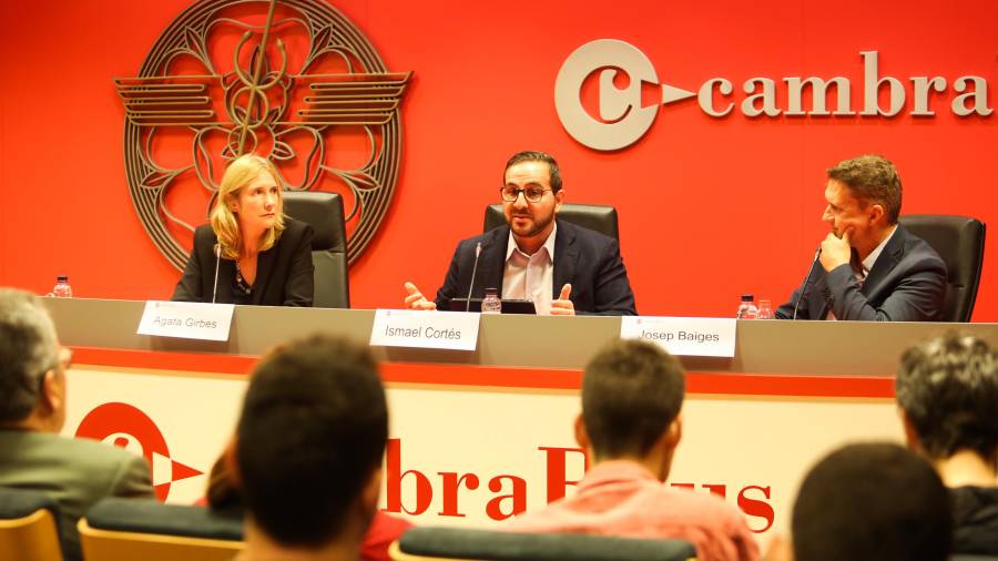 El candidato de En Comú Podem, Ismael Cortés, durante su intervención de ayer en la Cambra de Comerç de Reus. FOTO: Alba Mariné