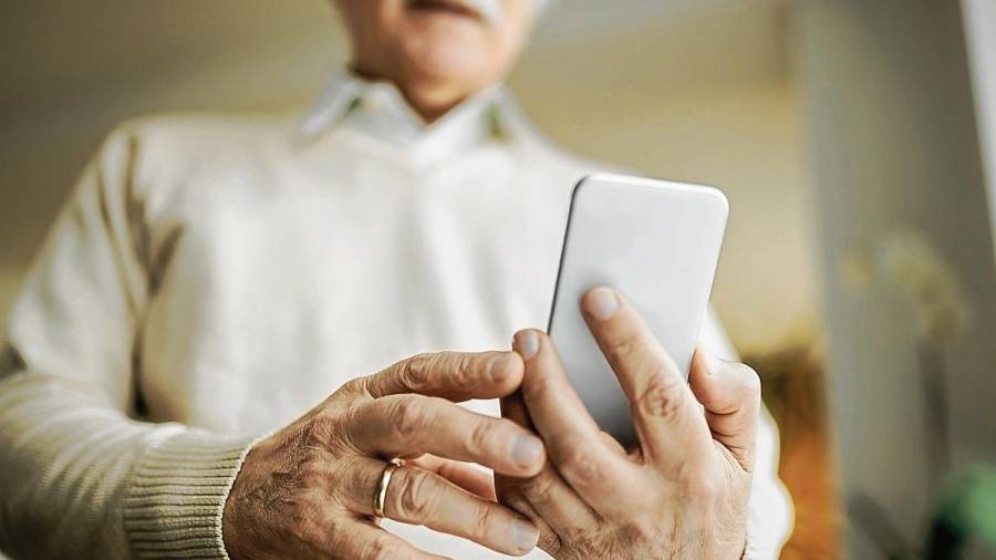 Las personas mayores se acercan cada vez más a la tecnología, tanto por placer como por obligación,ya que muchas gestiones de nuestro día a día actual implican su uso. FOTO: GETTY