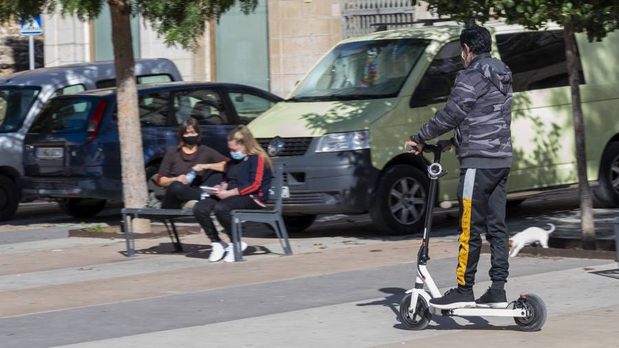 Un usuari conduint un patinet elèctric al nucli antic de Tortosa. FOTO: joan revillas