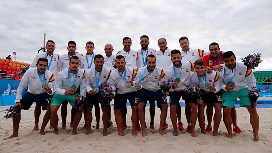 Los jugadores de la selección española posan con la medalla de plata. FOTO: RFEF