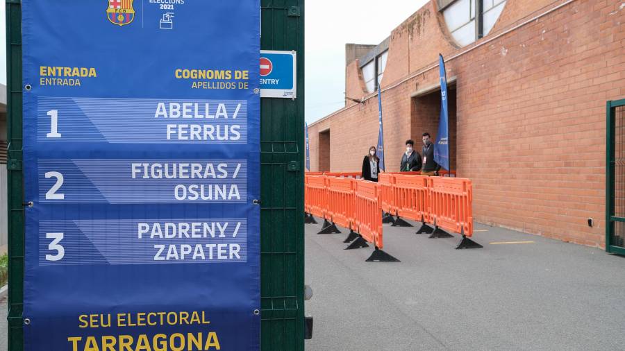 Imagen de la sede electoral desde fuera de l'Anella. Foto: Fabián Acidres