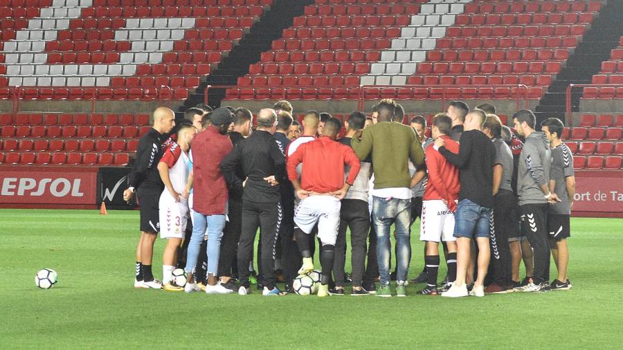 Los jugadores, en medio del césped del Nou Estadi, mientras se debatía la suspensión. Foto: alfredo gonzález