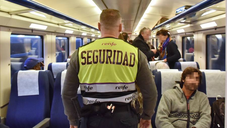 Un vigilante de seguridad en un tren. FOTO: ALFREDO GONZALEZ/DT