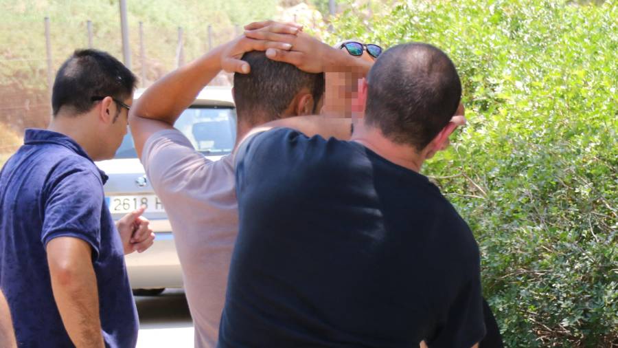 Detención de Mossos en Salou en un operativo con agentes de paisano. FOTO: DT