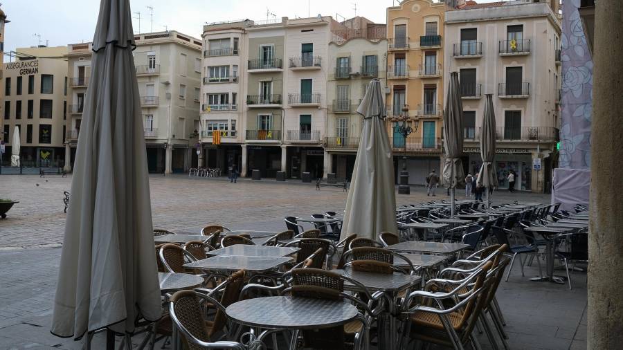 Las terrazas de la plaza del Mercadal de Reus, vacías. FOTO: Fabián Acidres