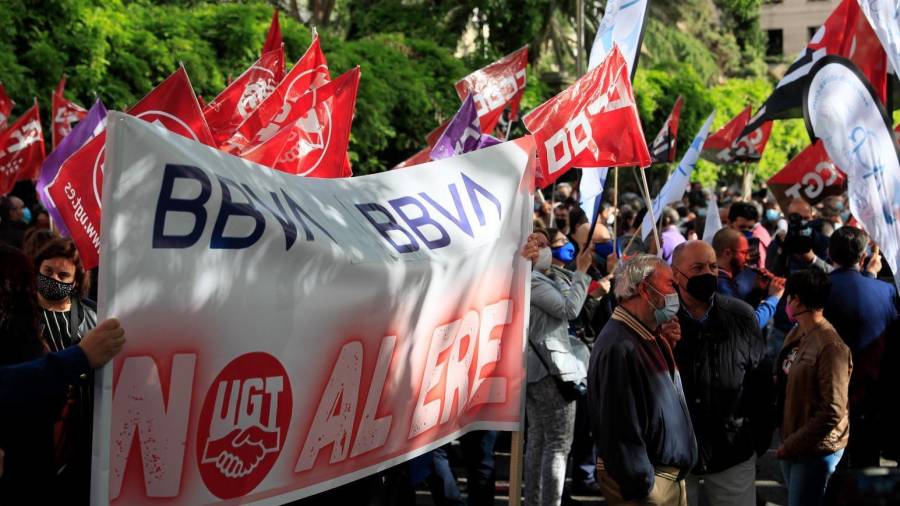 Imagen de la protesta que organizaron los trabajadores del BBVA. Foto: EFE