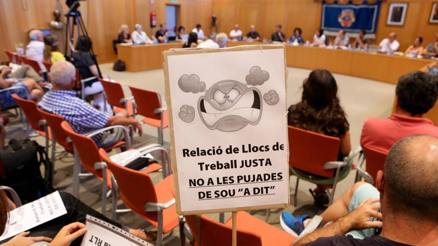 Los trabajadores del Ayuntamiento expresaron su rechazo a la medida acudiendo al pleno de ayer. Foto: A. Mariné