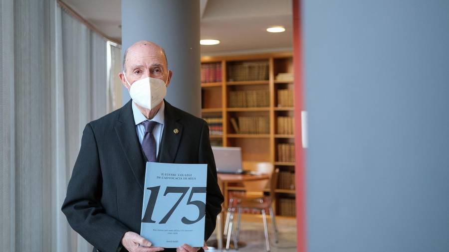 Aureli Bofill presentó ayer el primer libro institucional del Col·legi de l’Advocacia de Reus. foto: f. acidres