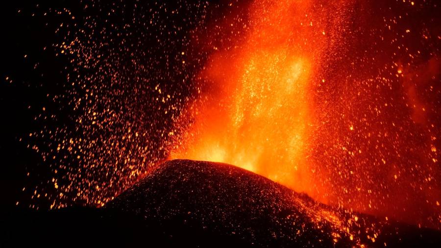 Espectacular imagen del volcán Cumbre Vieja en plena actividad explosiva tras la apertura de otra boca. FOTO: EFE