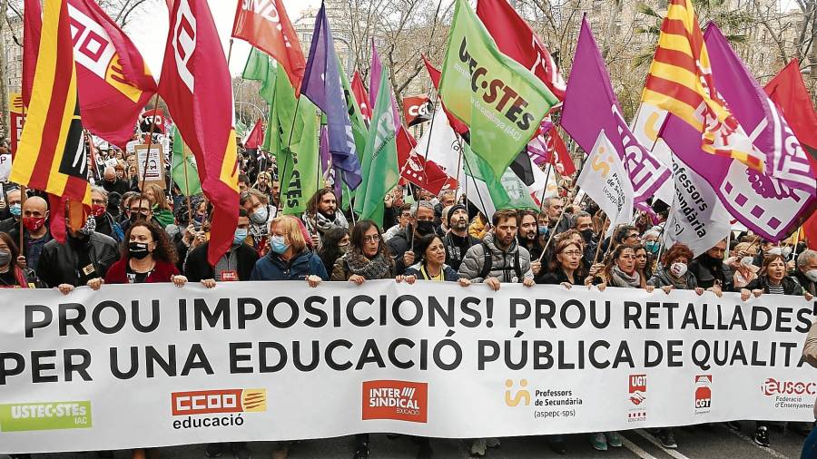 Imagen de la cabecera de la manifestación unitaria de los sindicatos de profesores, ayer en el centro de Barcelona. FOTO: ACN
