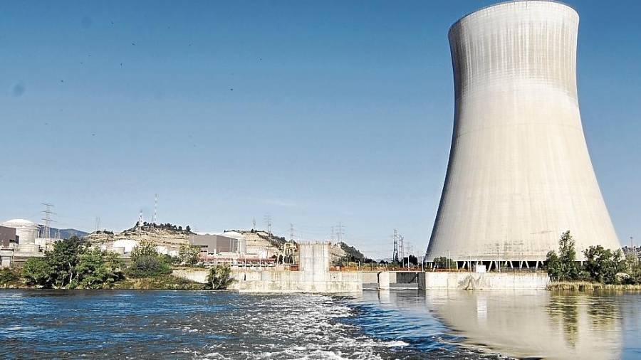 La central nuclear de Ascó, en la comarca de la Ribera d’Ebre, al lado del río Ebro. FOTO: JOAN REVILLAS