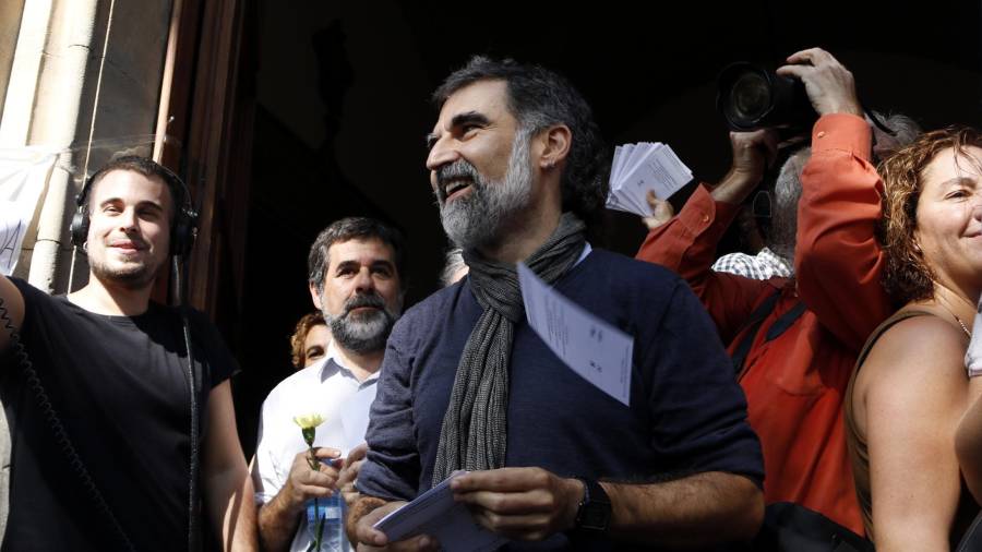 Sánchez i Cuixart repartint paperetes oficials pel referèndum de l’1-O a les portes de la Universitat de Barcelona. FOTO. ACN