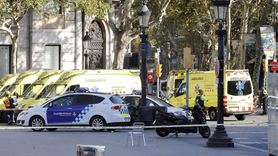 Efectivos policiales y de Emergencias en el lugar del atentado en Barcelona. Foto: EFE