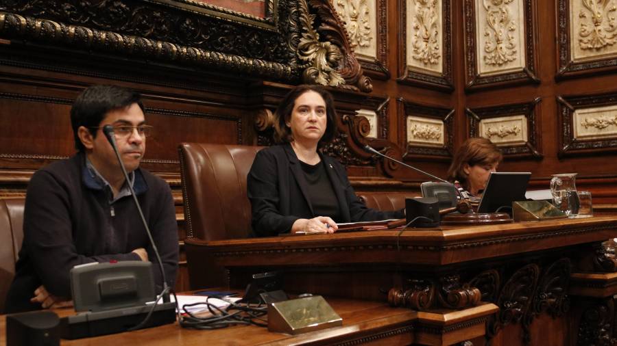 La alcaldesa de Barcelona, Ada Colau, junto a Gerardo Pisarello y Laia Ortiz. FOTO: EFE