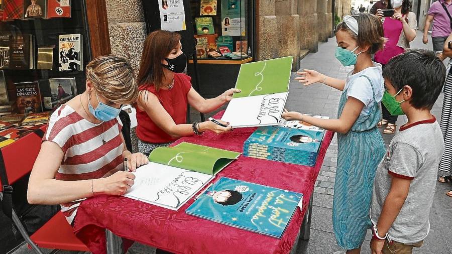 Marta Moreno y Míriam Tirado firmaron ejemplares en Reus. FOTO: Alfredo González
