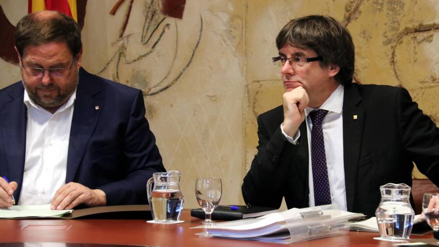 El vicepresident del Govern, Oriol Junqueras, i el president de la Generalitat, Carles Puigdemont, al Consell Executiu del 17 d'octubre del 2017