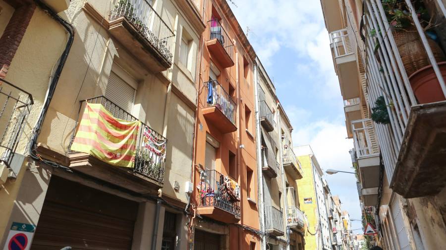 Los pisos okupados son el segundo y tercero del número 20 de la calle Alt del Carme. FOTO: Alba Mariné