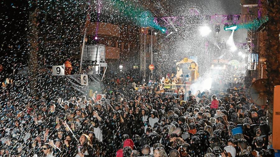 La calle Ciutat de Reus se convirtió en una auténtica discoteca al aire libre en la que se lanzaron veinte toneladas de confeti. ALBA MARINÉ