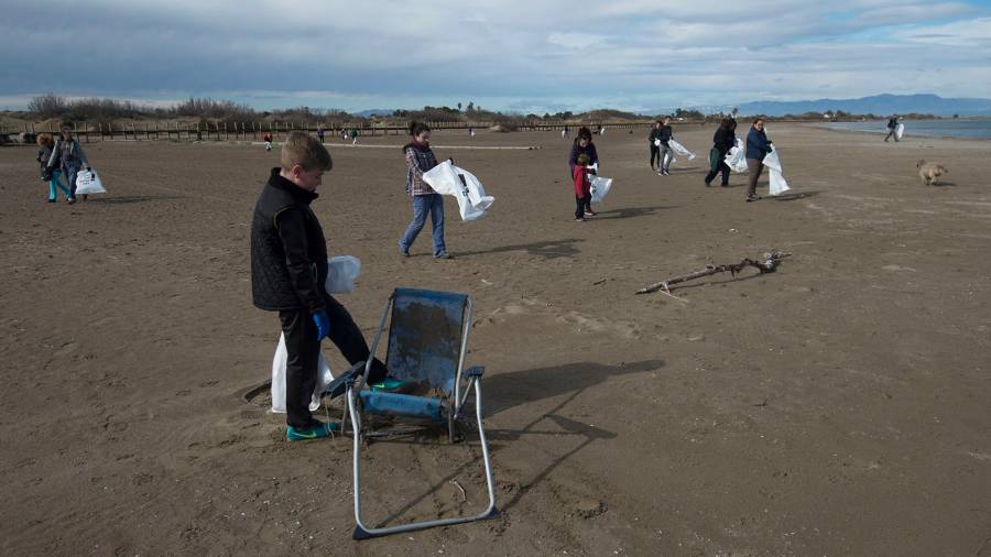 La platja de Riumar, de Deltebre, va ser un dels espais on es va realitzar la neteja, participant així en la campanya ‘Per un Delta net’. FOTO: Joan Revillas