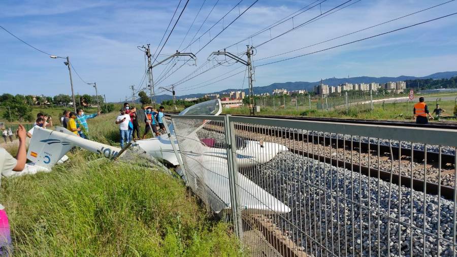 Aspecto de la avioneta tras caer contra las vías del tren. Foto: ACN