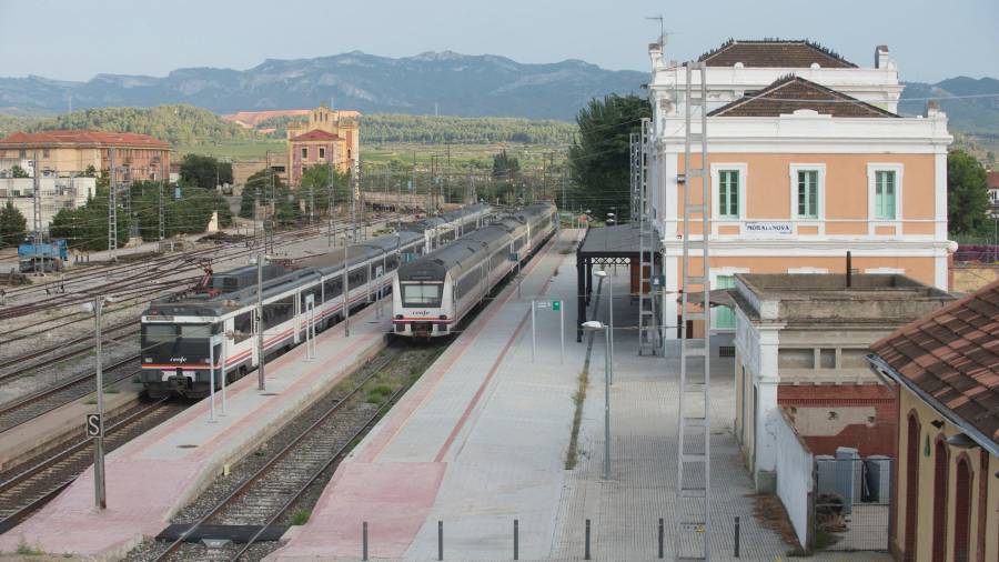 La Plataforma Trens Dignes denuncia que els serveis ferroviaris a les Terres de l'Ebre estan igual que fa 30 anys. Foto: Joan Revillas
