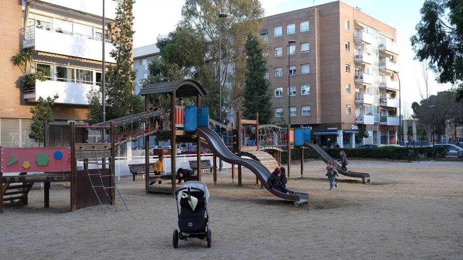 El parque infantil de la plaza Antoni Correig está deteriorado por el paso del tiempo. FOTO: Fabián Acidres