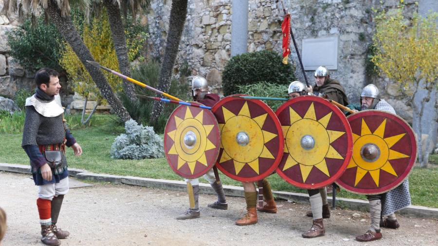 Septimani Seniores recreó movimientos militares y explicó la historia del ejército romano en el Passeig Arqueològic. FOTO: Alba Mariné
