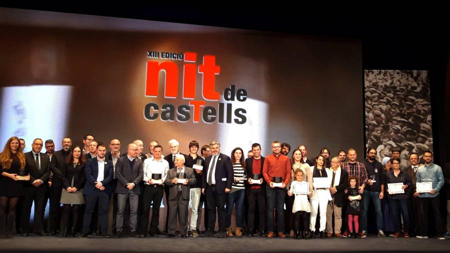 Pla general dels premiats i les autoritats de la 13a Nit de Castells celebrada a Valls. Imatge del 15 de desembre del 2018