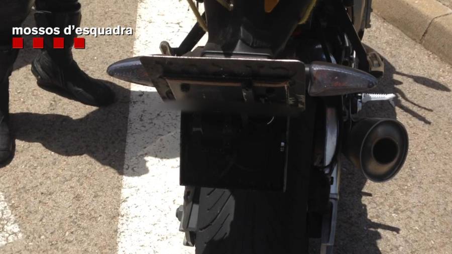 La placa de matrícula de la moto alçada; el sistema amb el qual el motorista burlava els radars. Foto: ACN