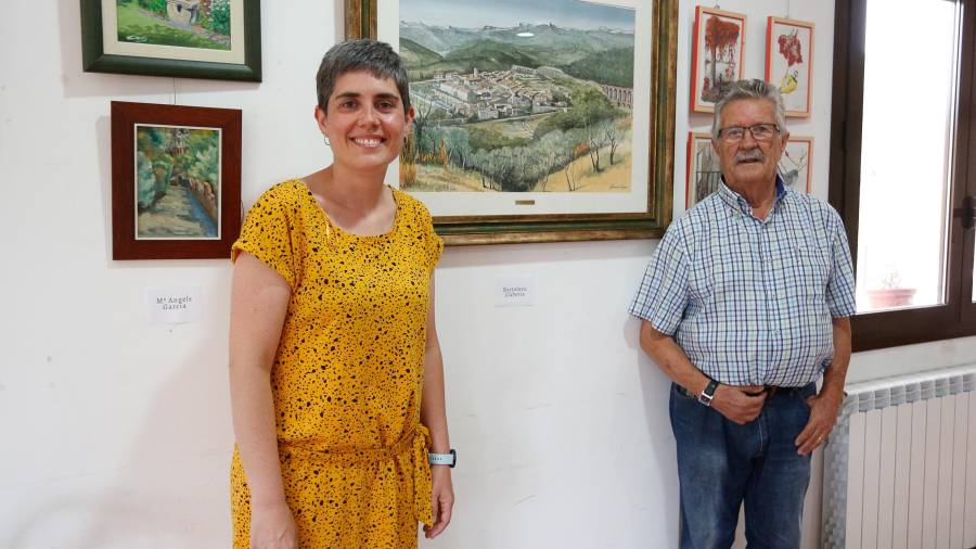 La alcaldesa de Duesaigües, Noèlia Tarragó, y Francesc Mauri, impulsor de la muestra colectiva. FOTO: FABIÁN ACIDRES