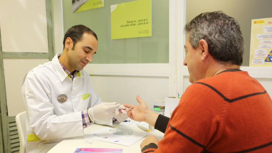 La Farmacia Bello de Reus es una de las 20 de la provincia que realizan la prueba rápida del VIH/Sida. Foto: alba mariné