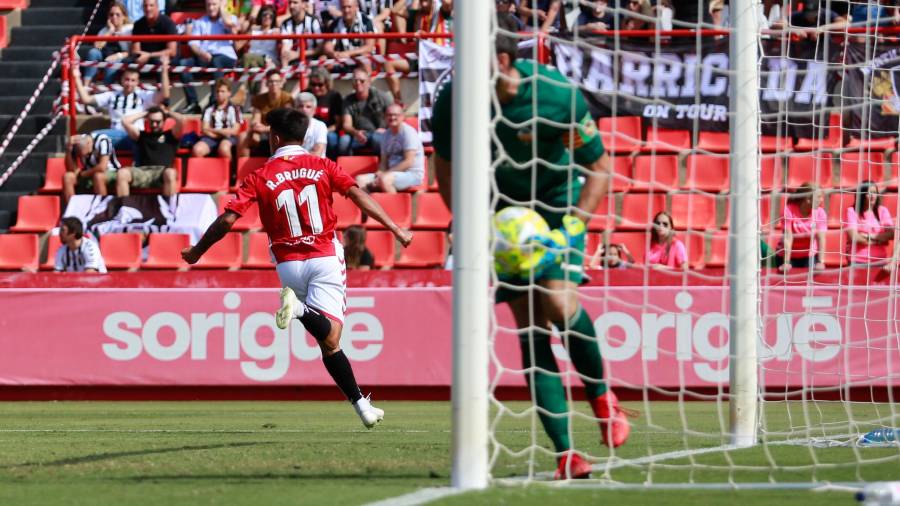 Brugui celebra el gol que suponía el empate frente al Castellón. FOTO: fabian acidres