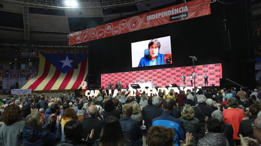 Intervenció telemàtica de Carles Puigdemont a l’assemblea general ordinària de l’ANC ahir a la Tarraco Arena Plaça. FOTO: Jaume Sellart / efe