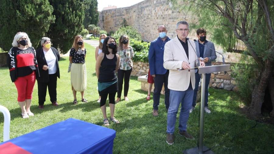 Representantes de Esquerra, Junts per Tarragona y la CUP, el pasado 15 de junio en la Muralla durante la presentación del acuerdo de ampliación del gobierno municipal. FOTO: Alba Mariné/Archivo DT