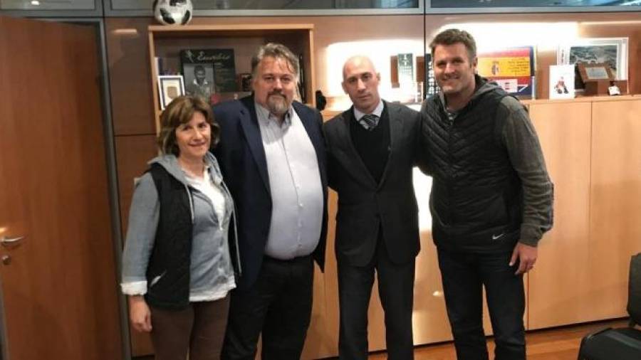 Los propietarios del CF Reus junto al presidente de la Federación Española, Luis Rubiales.