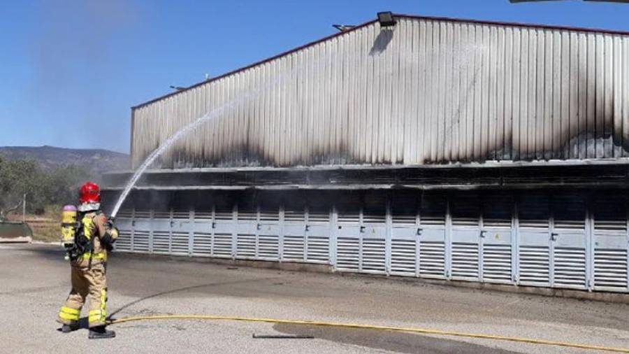 Els bombers apaguen un incendi a un magatzem industrial a la Sénia