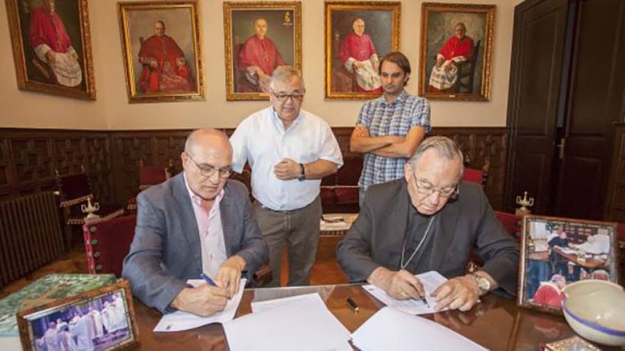 Moment de la signatura del conveni entre l'alcalde i l'arquebisbe. FOTO: Arquebisbat