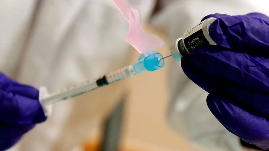 Catalunya pide a Sanidad ampliar la vacuna AstraZeneca hasta los 65 años. Foto: EFE