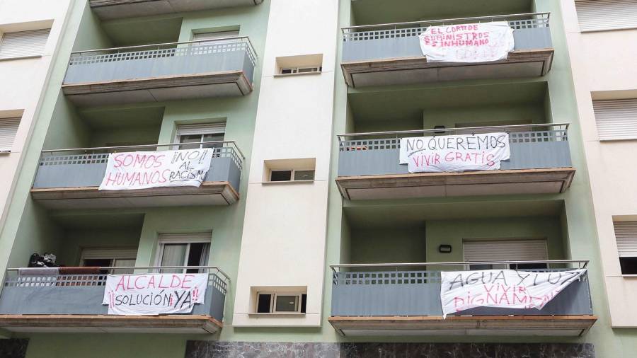 Imagen de las pancartas de protesta de las familias ‘okupas’ de la calle Joan Corominas. Foto: A.M