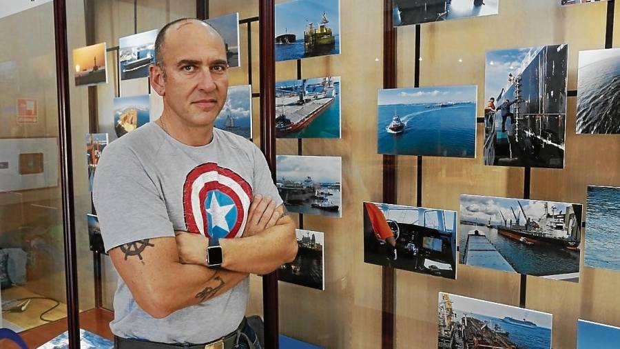 Marc Vela en el Museu del Port con las fotos que toma durante su trabajo. FOTO: Pere Ferré