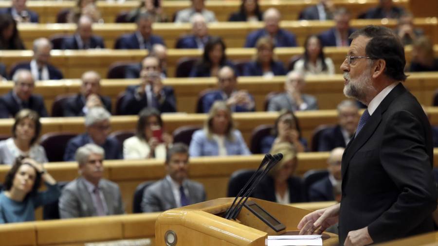 El presidente del Gobierno, Mariano Rajoy, durante su intervención en el pleno extraordinario del Senado convocado para aprobar las propuestas planteadas por el Gobierno para actuar contra la Generalitat de Cataluña. Foto: EFE