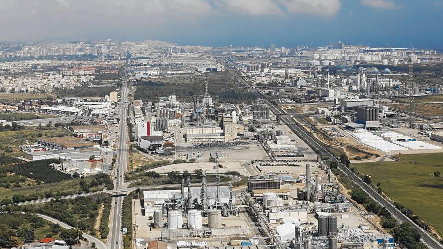 Vista aérea de la N-340, con la industria a la derecha y los barrios a la izquierda. FOTO: Pere Ferré