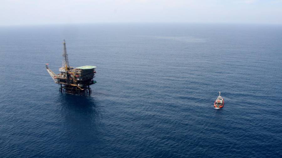 Imagen aérea de la plataforma petrolífera Casablanca, situada a más de 40 kilómetros de la costa de Tarragona y del Delta del Ebre. FOTO: ACN