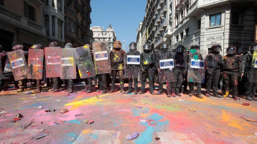 Los Mossos d'Esquadra han desplegado un amplio dispositivo policial que ha sido manchado con pintura de colores
