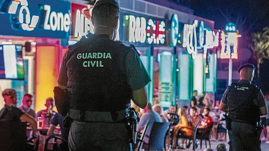 Agentes de la Guardia Civil patrullan de noche las calles de Magaluf, en Baleares. FOTO: EFE