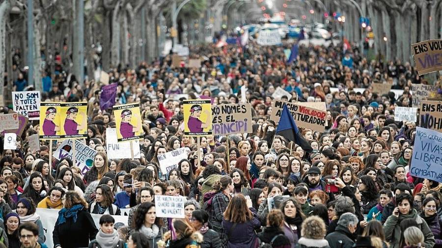 Millones de mujeres se manifestaron en España. En la imagen, la protesta en Barcelona. FOTO: efe